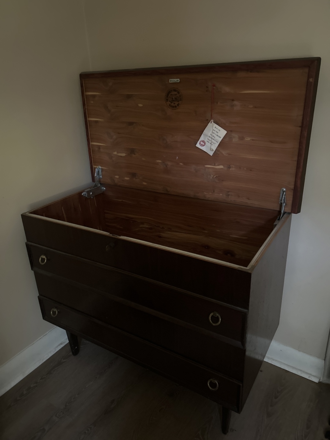 Red Seal Cedar Chest The Hoederich Furniture Co. Ltd