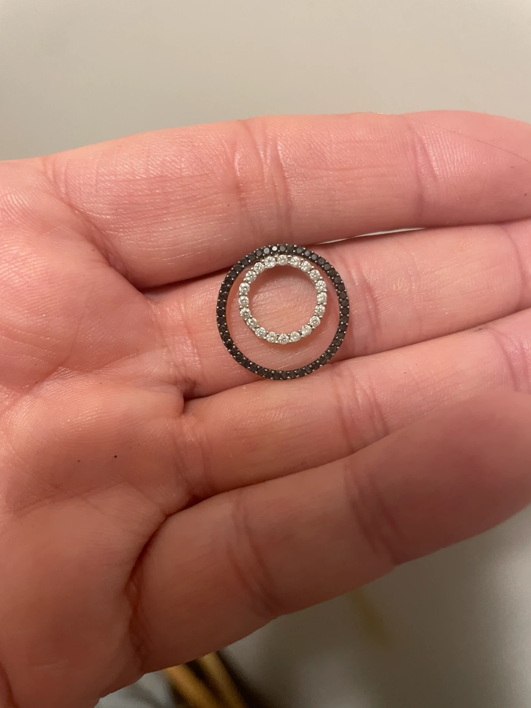 Diamond Circle Pendant 10 k gold