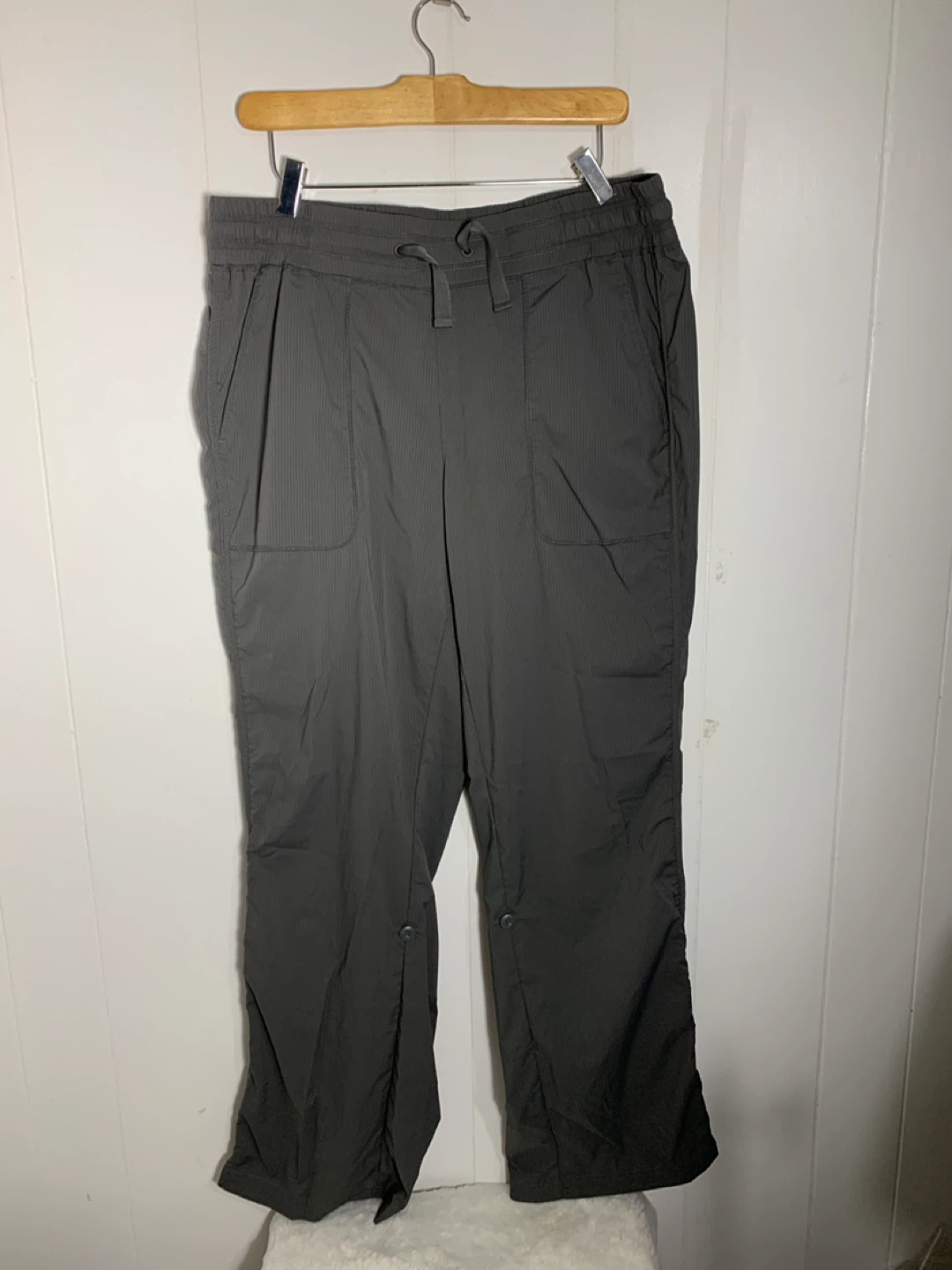 Womens Gray Pants. Size Large. Denver Hayes.