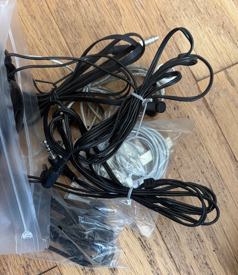 Free bag of head phones - photo 3