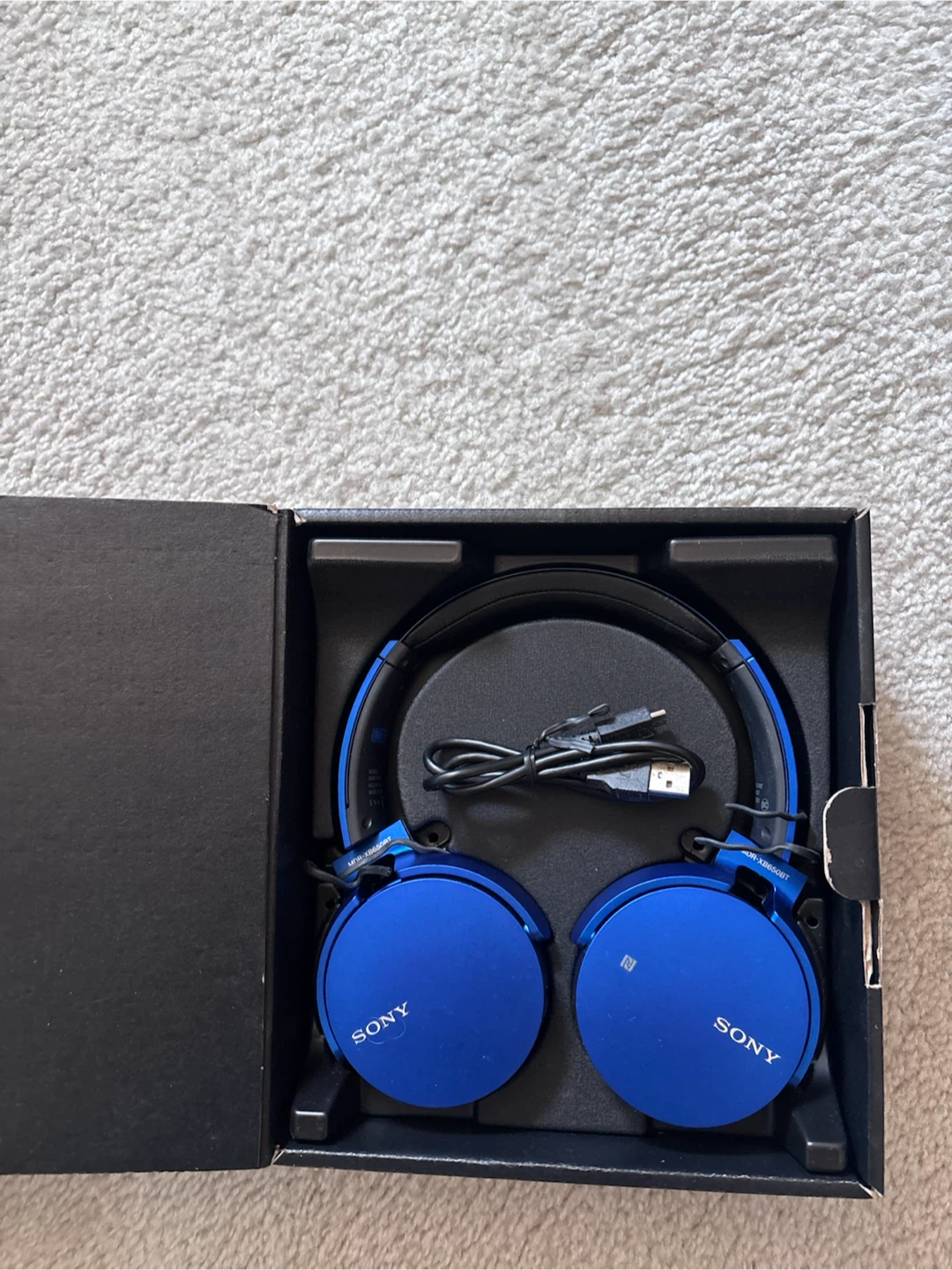BNIB Sony MDR-XB650BT Wireless Extra Bass Headphones - Blue
