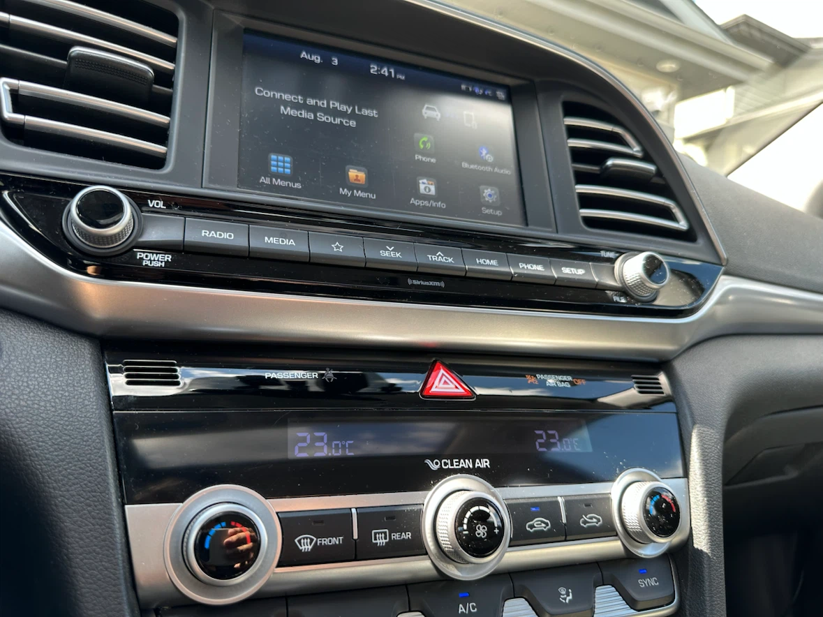 2019 Hyundai Elantra Luxury - photo 3