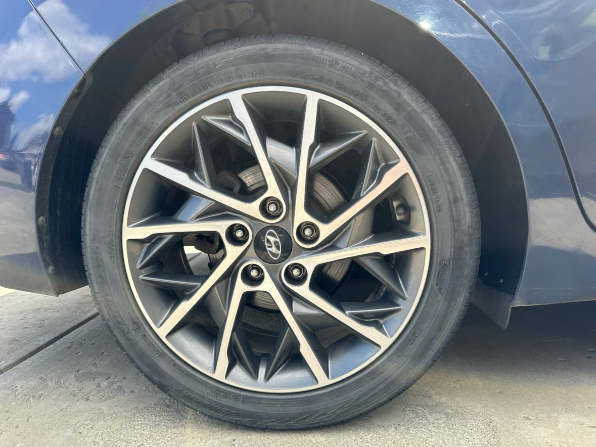 2019 Hyundai Elantra Luxury - photo 5
