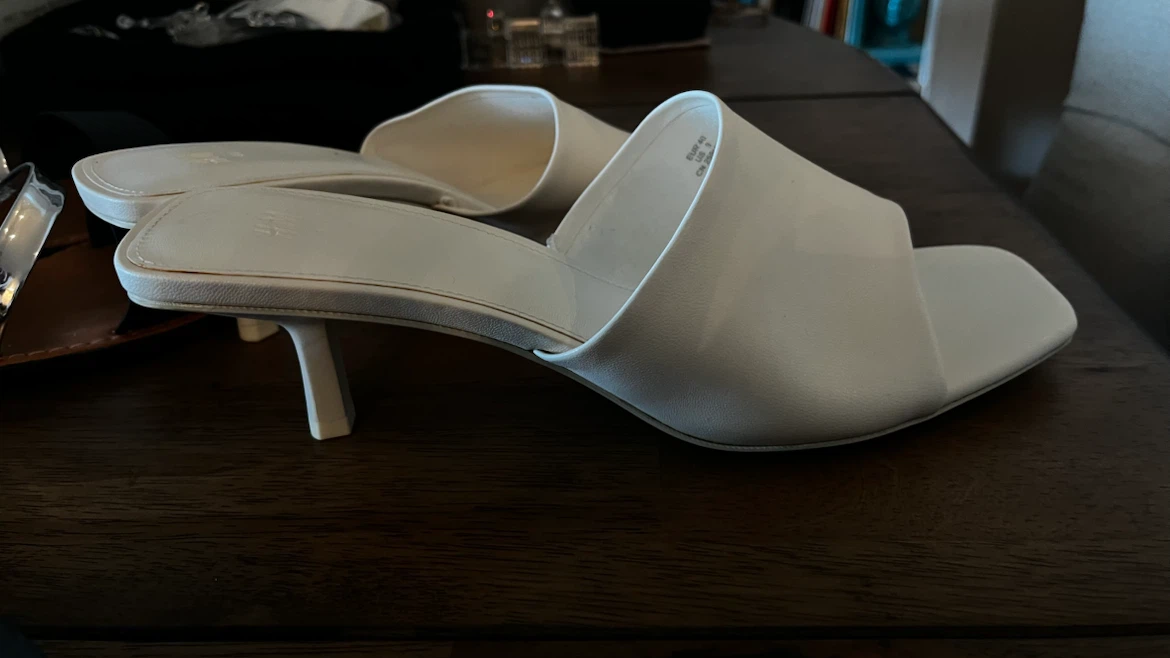 Cute new white pumps 🌸