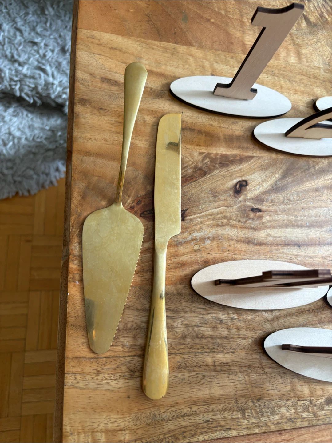 Wooden table numbers, Mrs and Mr and cake cutters - photo 3