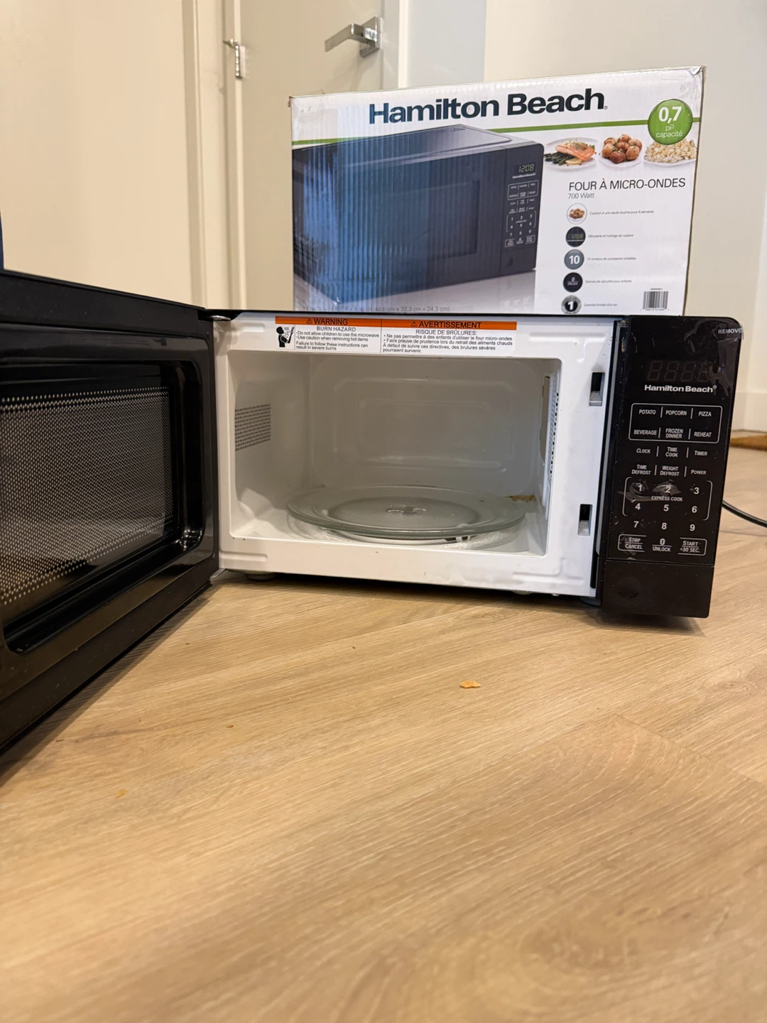 Hamilton  beach microwave oven 700W 0.7 cu. ft. - photo 2