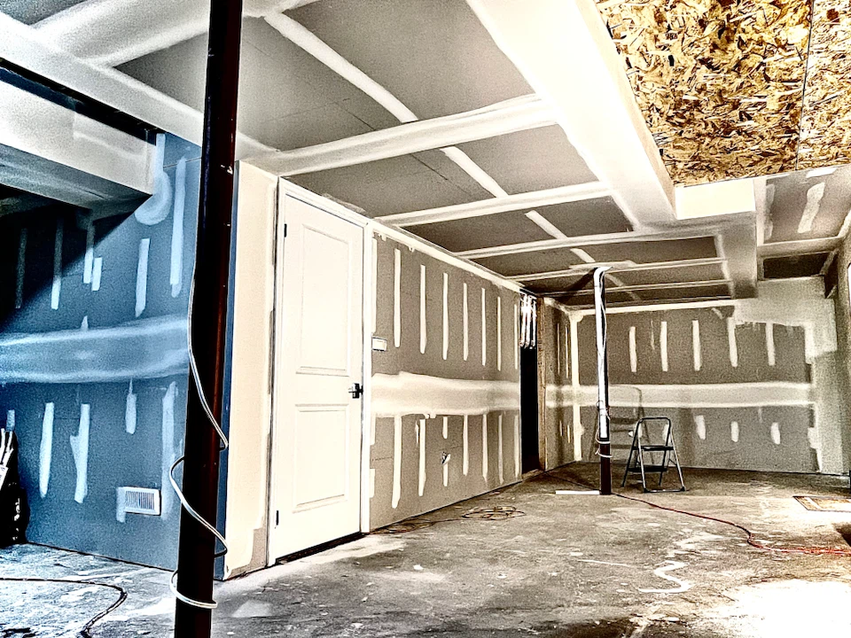 Tape mudding drywall