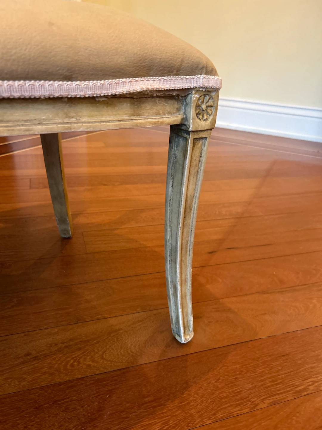 Vintage Accent Chair with Carved Detail - photo 3