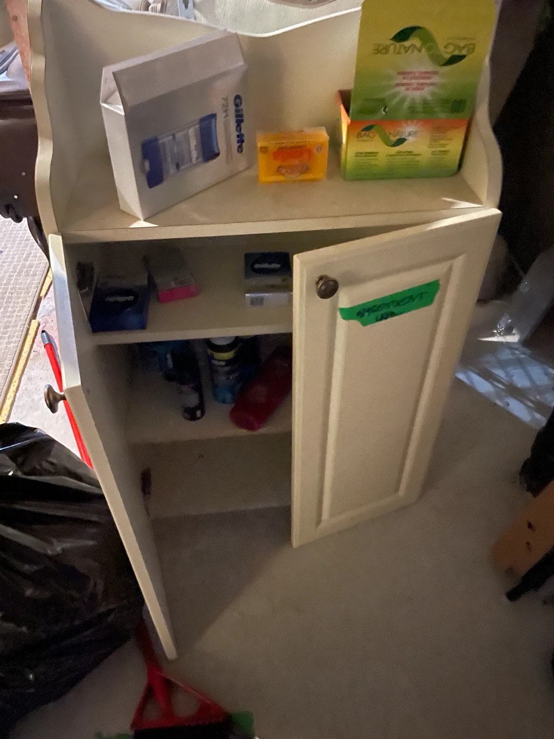 Cream coloured storage cabinet with shelves - photo 2