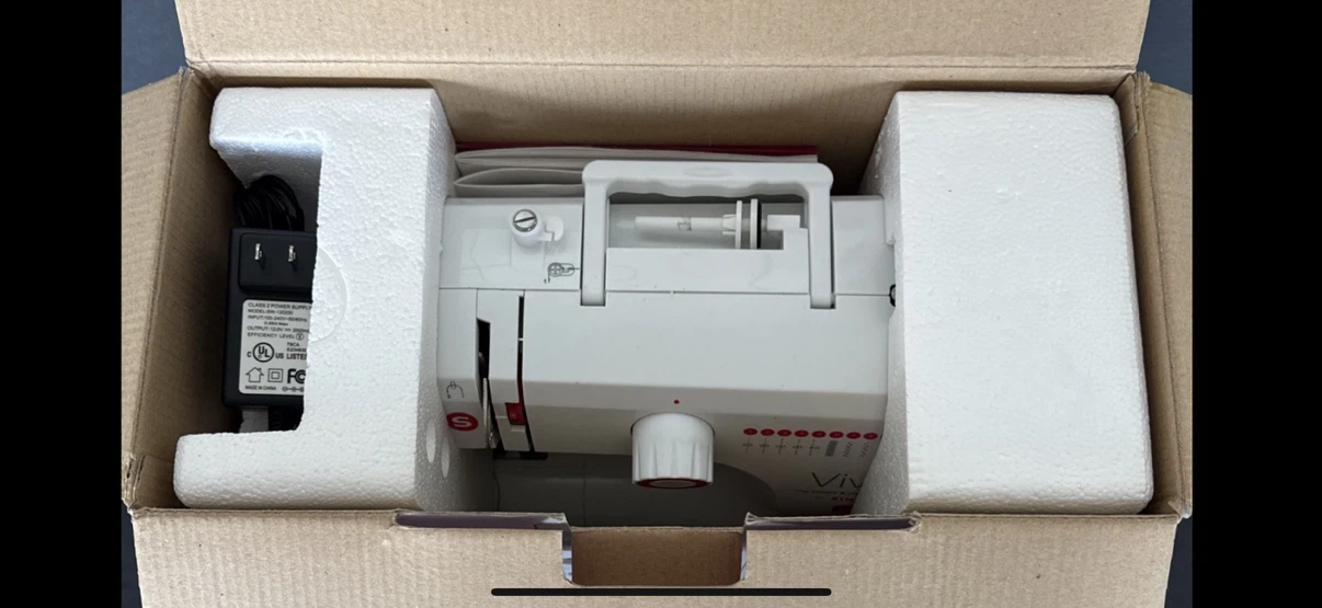 🧵 VIVO Sewing Machine by Singer – Like New! 🧵 - photo 3