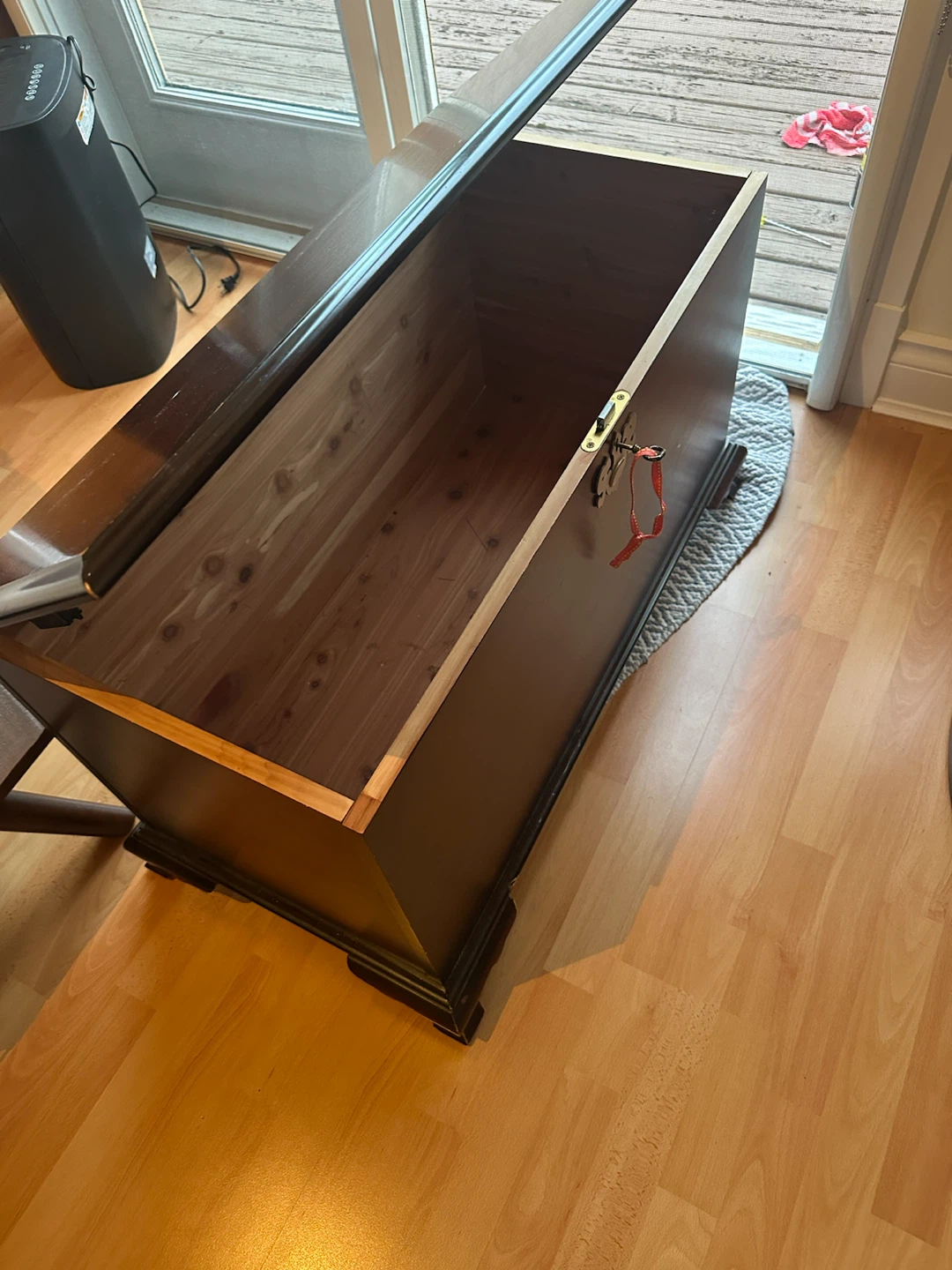 Cedar line wood trunk - photo 2