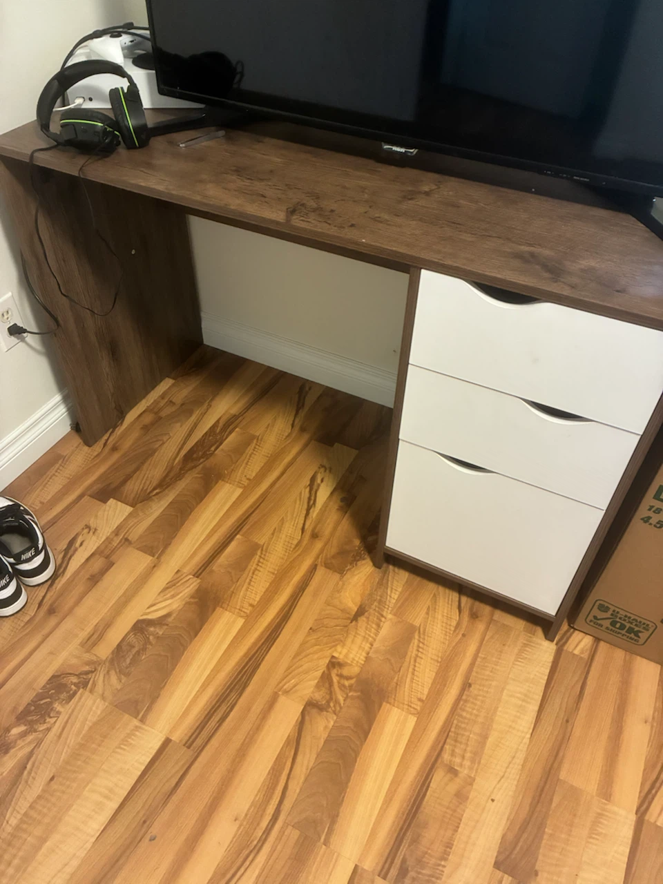 Wood-look desk with white drawers