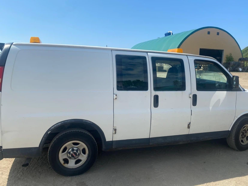 2003 White GMC Savana Cargo Van - photo 2