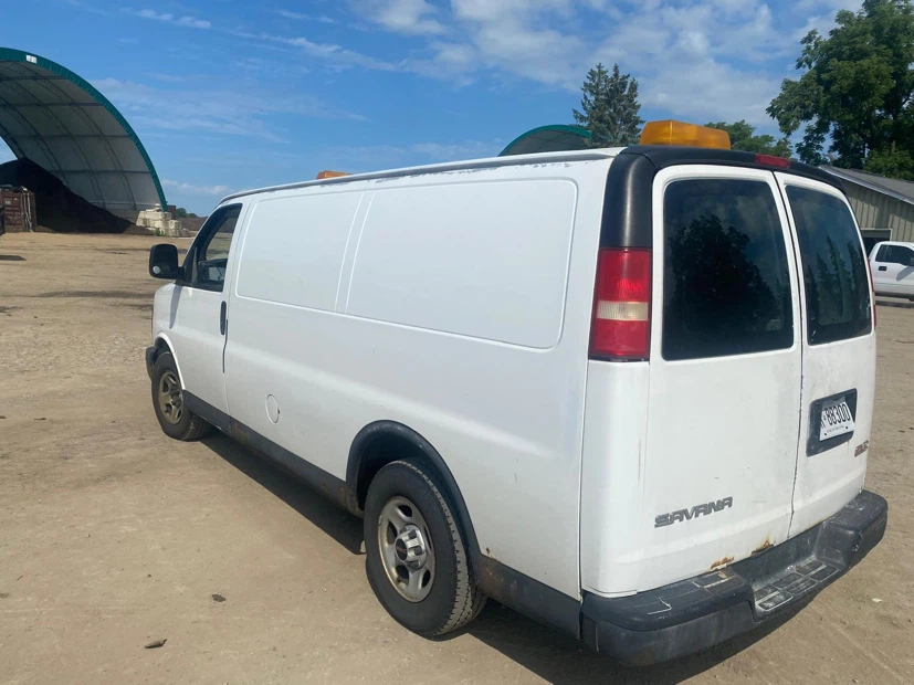 2003 White GMC Savana Cargo Van - photo 3