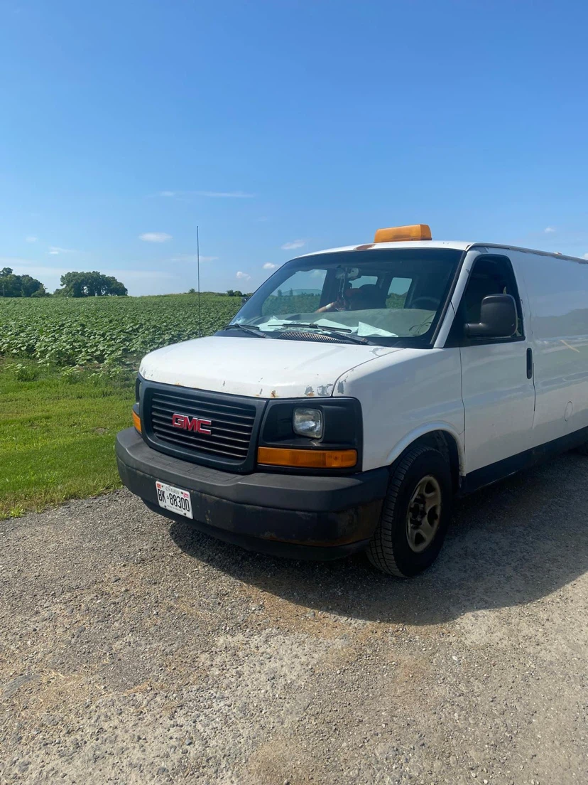 2003 White GMC Savana Cargo Van - photo 4