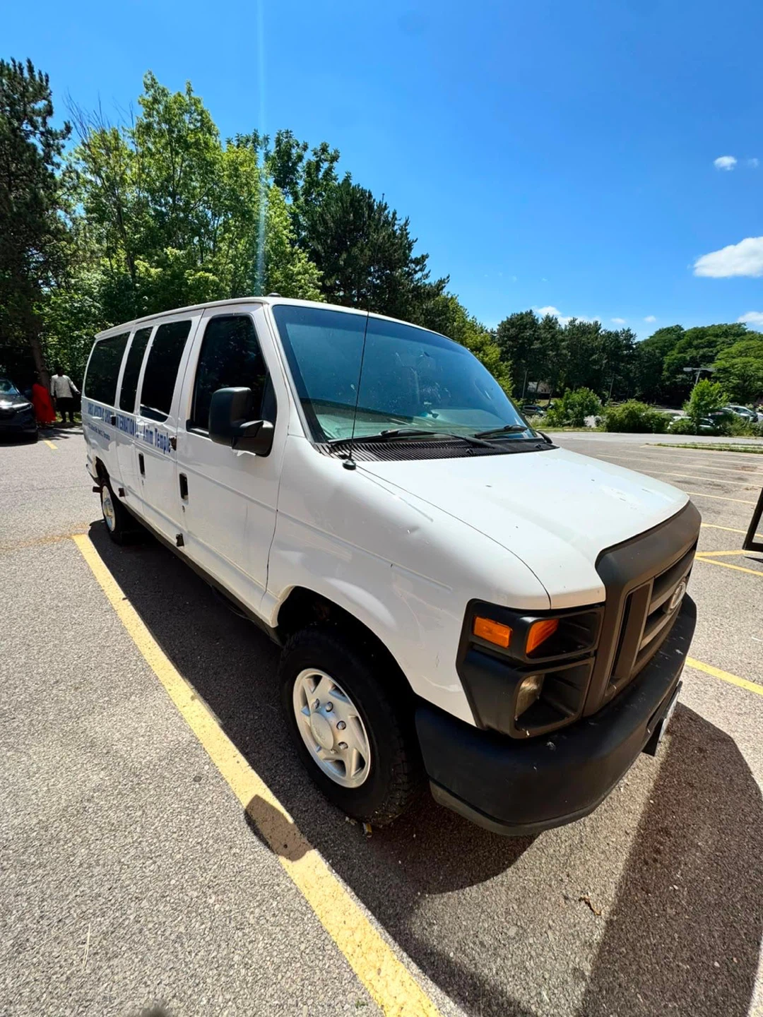 White Ford E-Series Van - photo 2