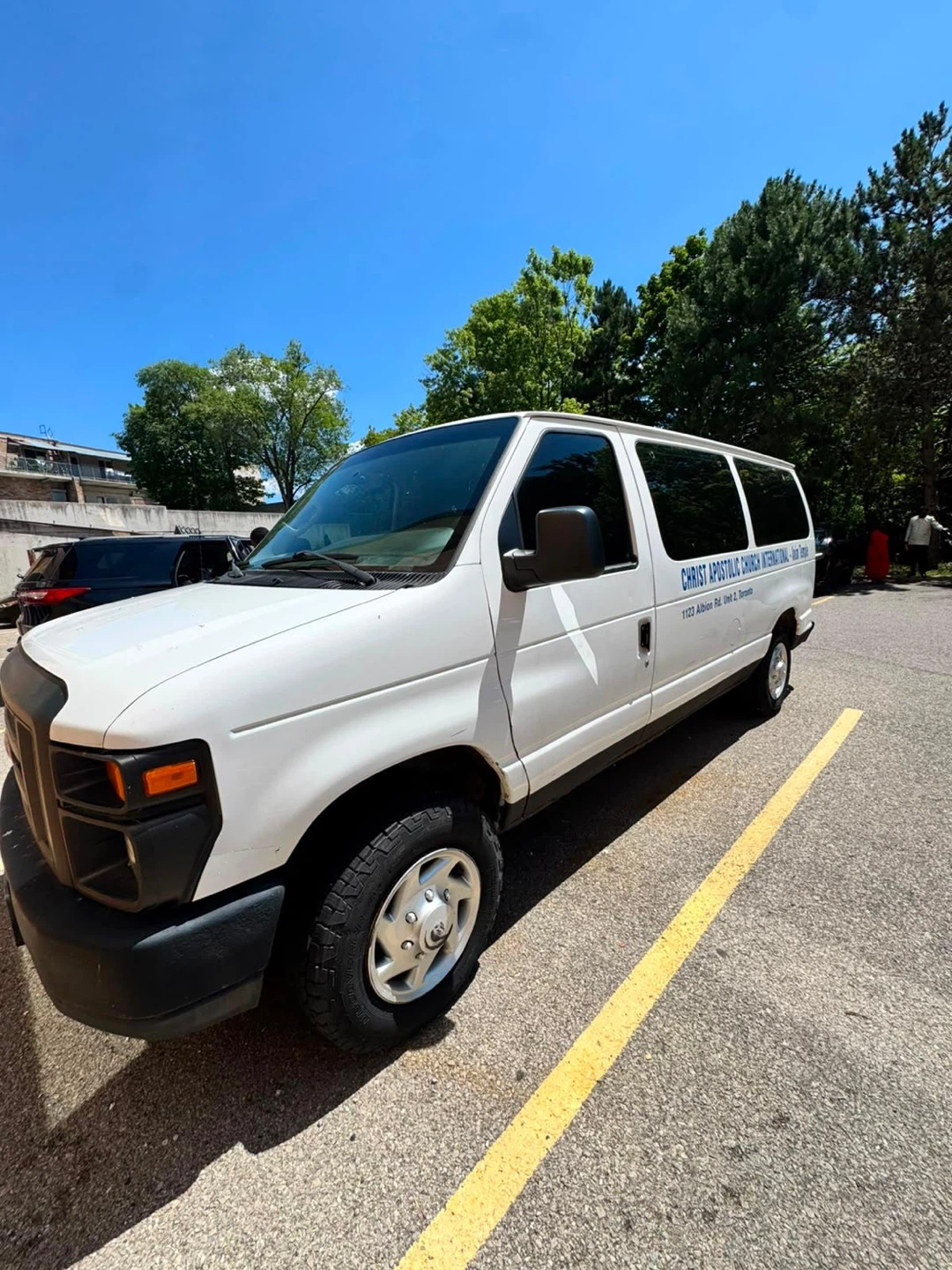White Ford E-Series Van - photo 3
