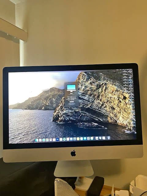 Apple iMac Desktop Computer with Keyboard and Mouse