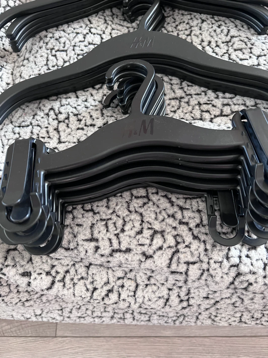 H&M Black Plastic Hangers and Clip Hangers - photo 2