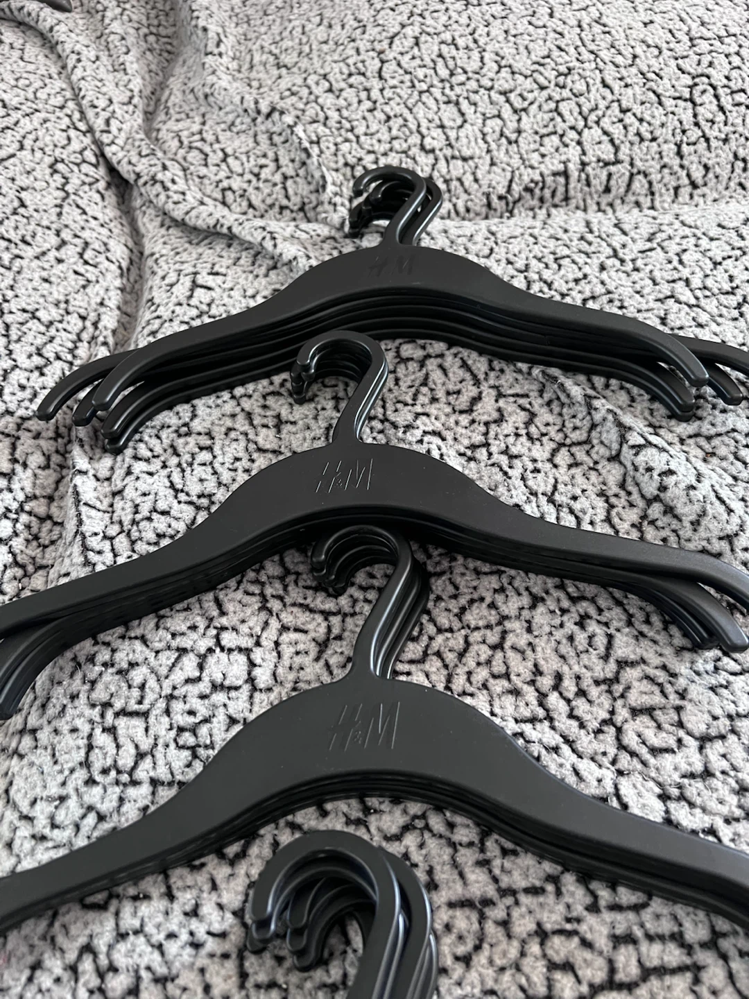 H&M Black Plastic Hangers and Clip Hangers - photo 3