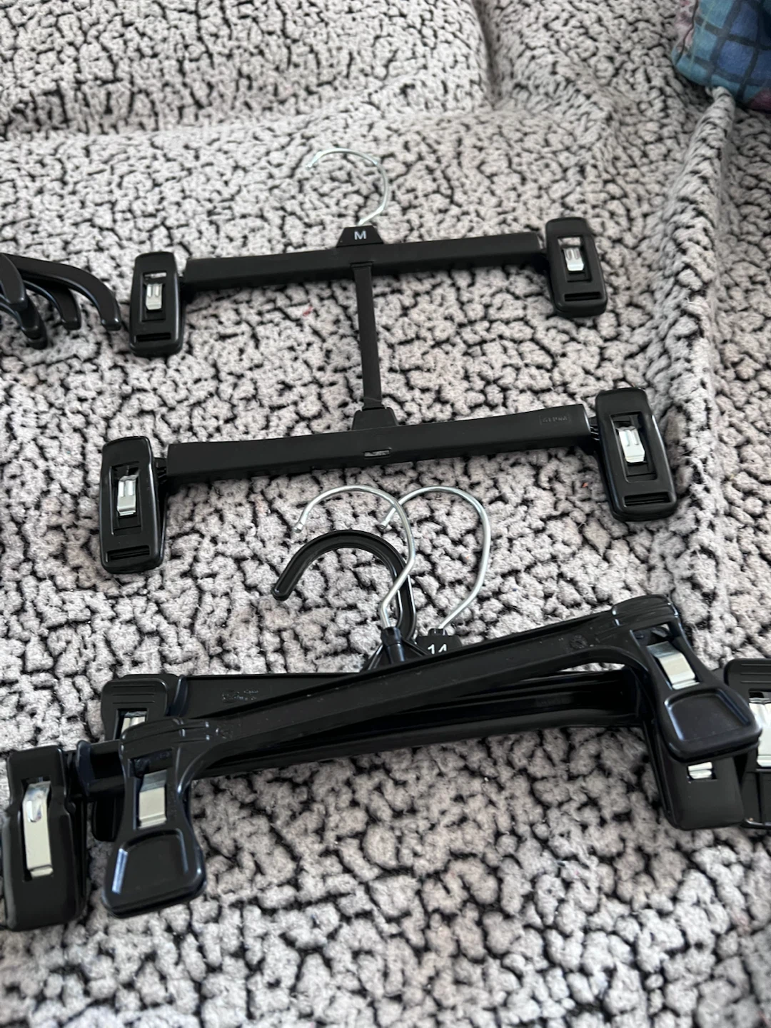 H&M Black Plastic Hangers and Clip Hangers - photo 4