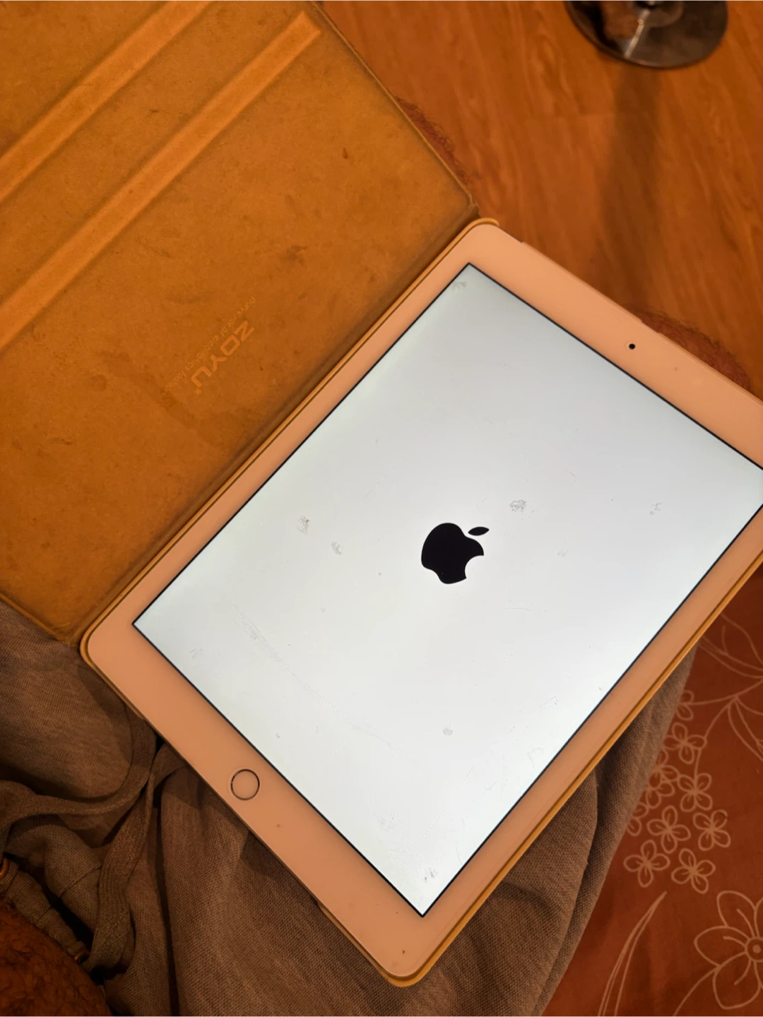 Apple iPad - photo 2