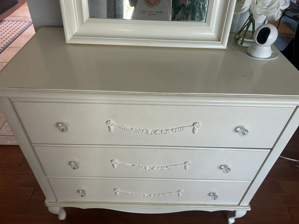 White 3-Drawer Dresser with Crystal Knobs - photo 3