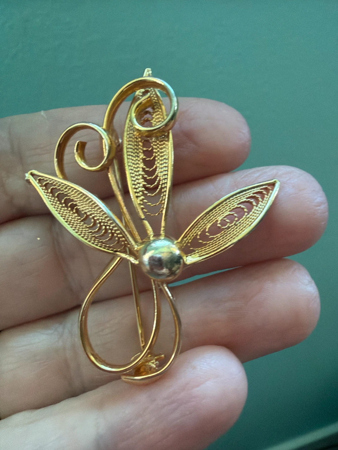Gold filigree flower brooch