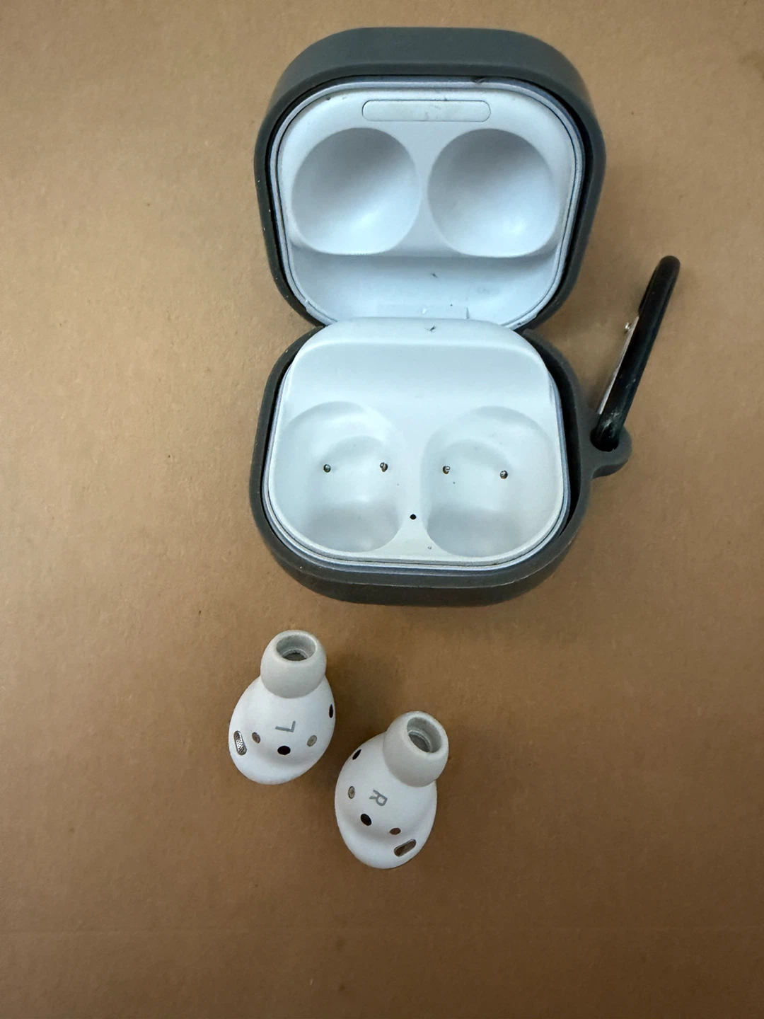 Samsung Galaxy Buds Pro with case - photo 3