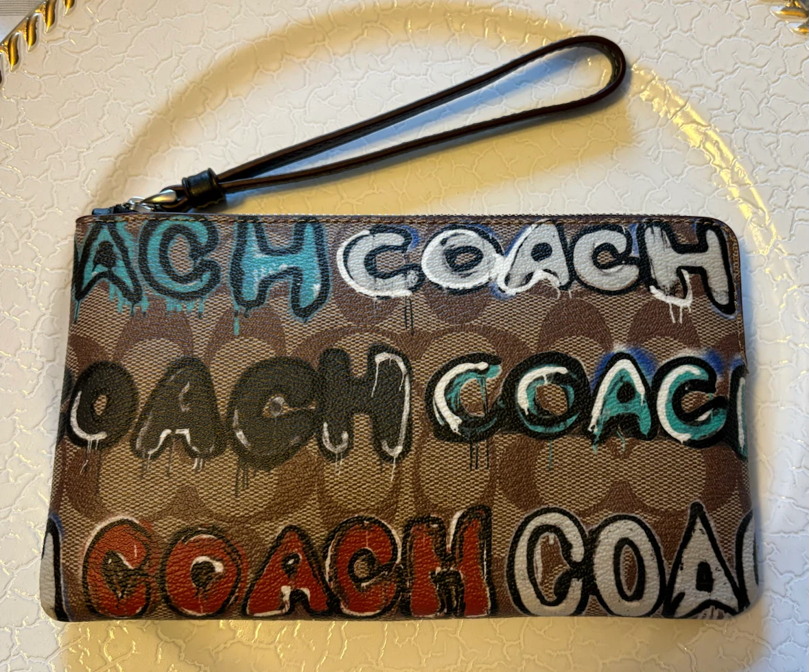 ✨✨Coach Wristlet Pouch Graffiti Print