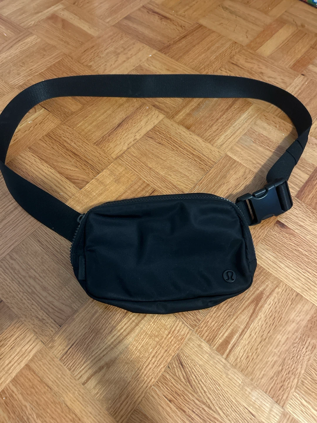 Lululemon Everywhere Belt Bag - Black - photo 2