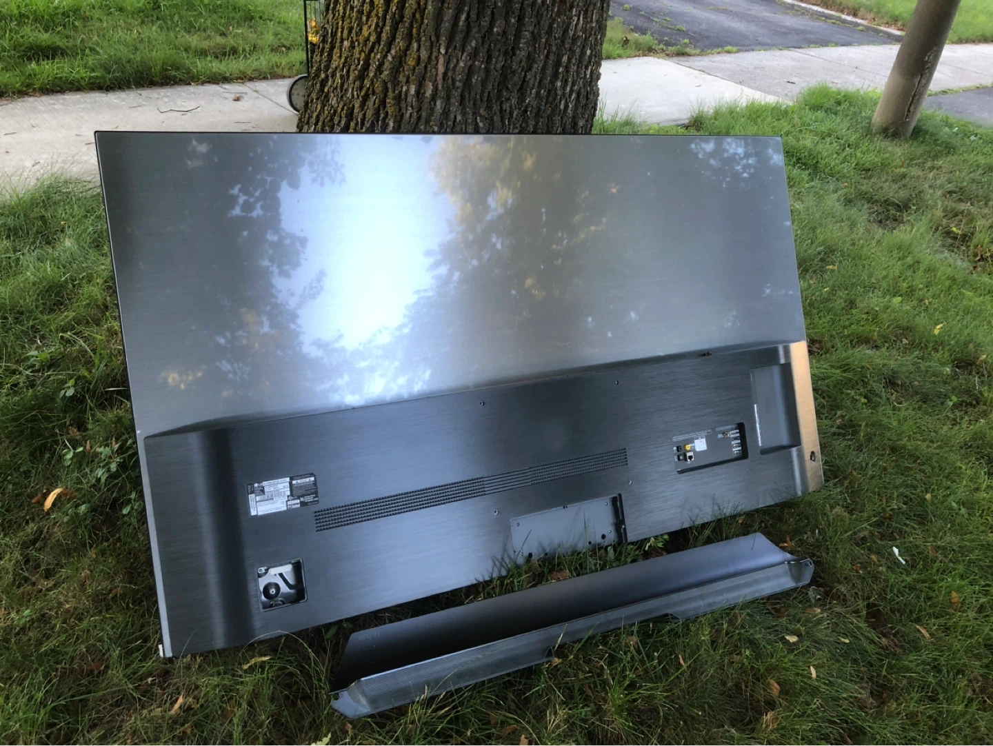 As is.  LG OLED65C8PUA 65" 4K Smart TV - photo 3