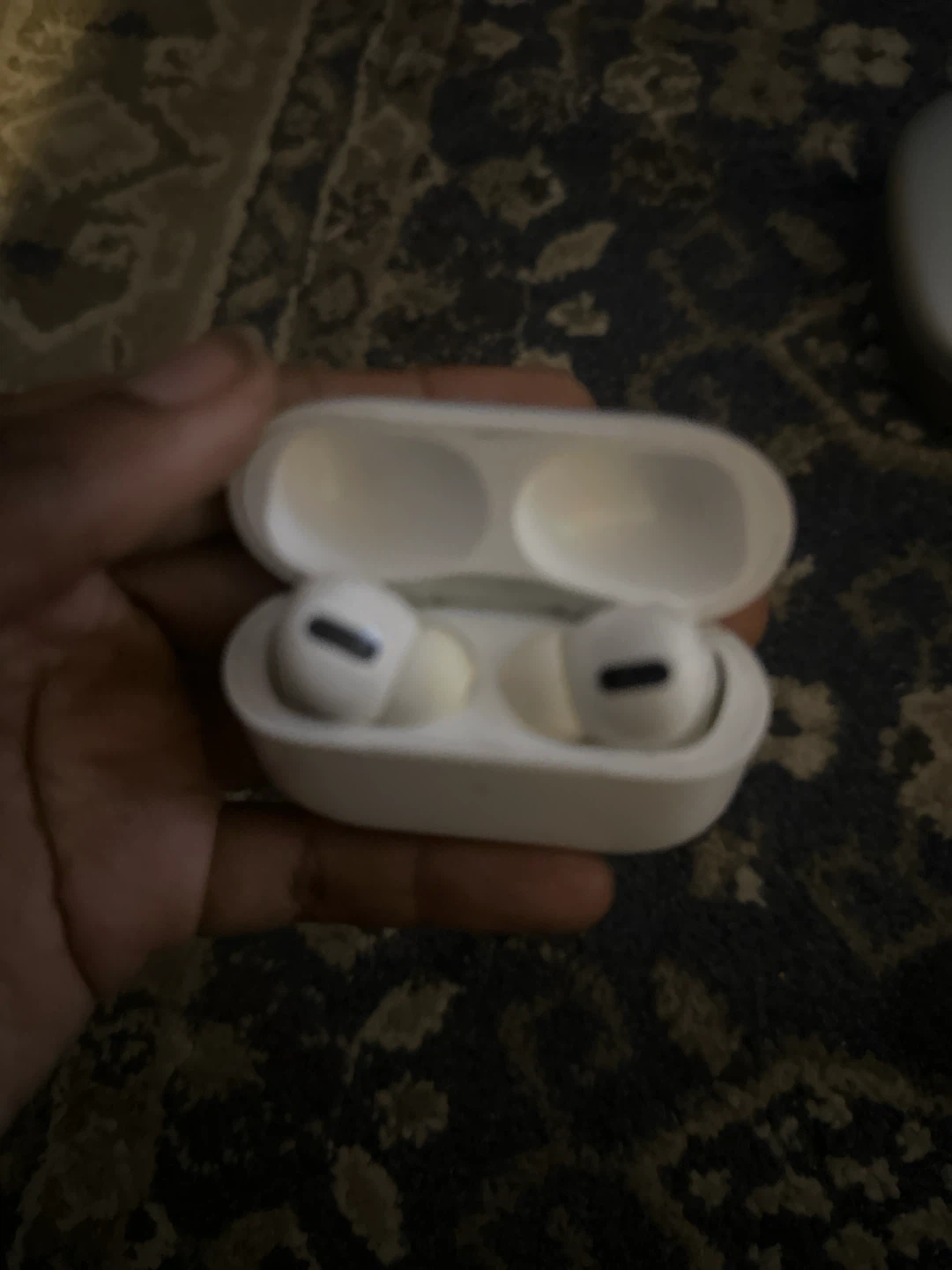 Apple AirPods Pro Charging Case - photo 2