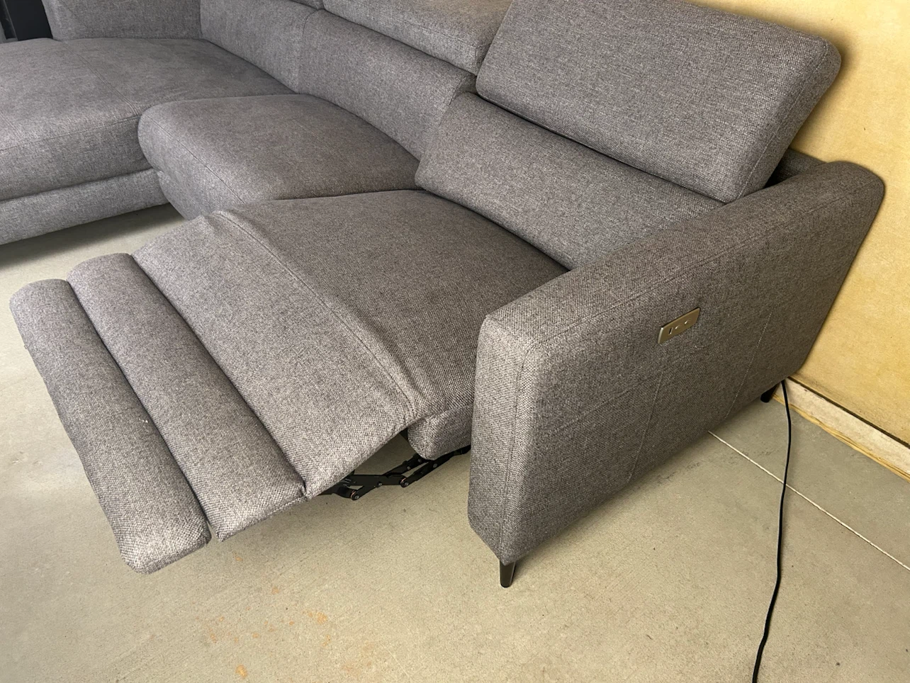 DELIVERY AVAILABLE! GREY FABRIC RECLINER SECTIONAL FOR $500! - photo 4
