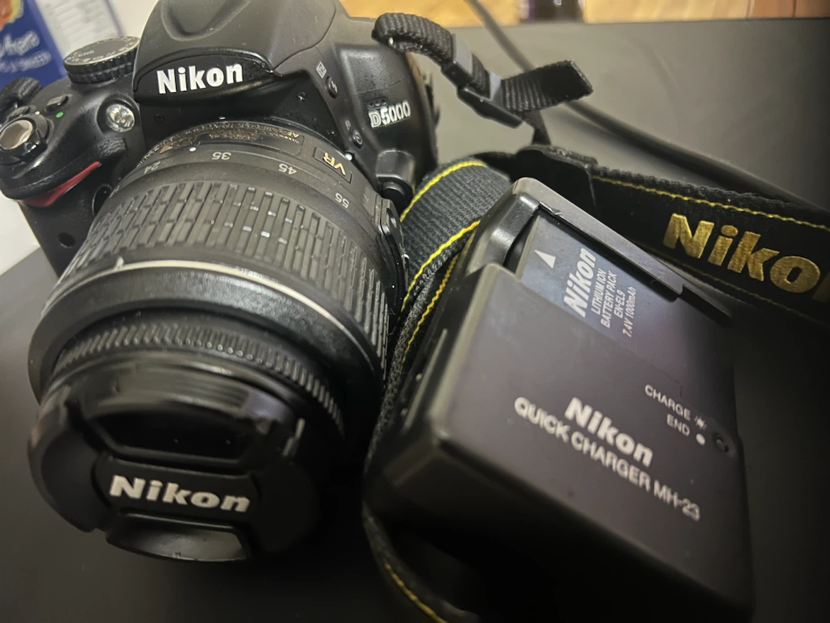 Nikon D5000 DSLR Camera with Kit Lens and Charger