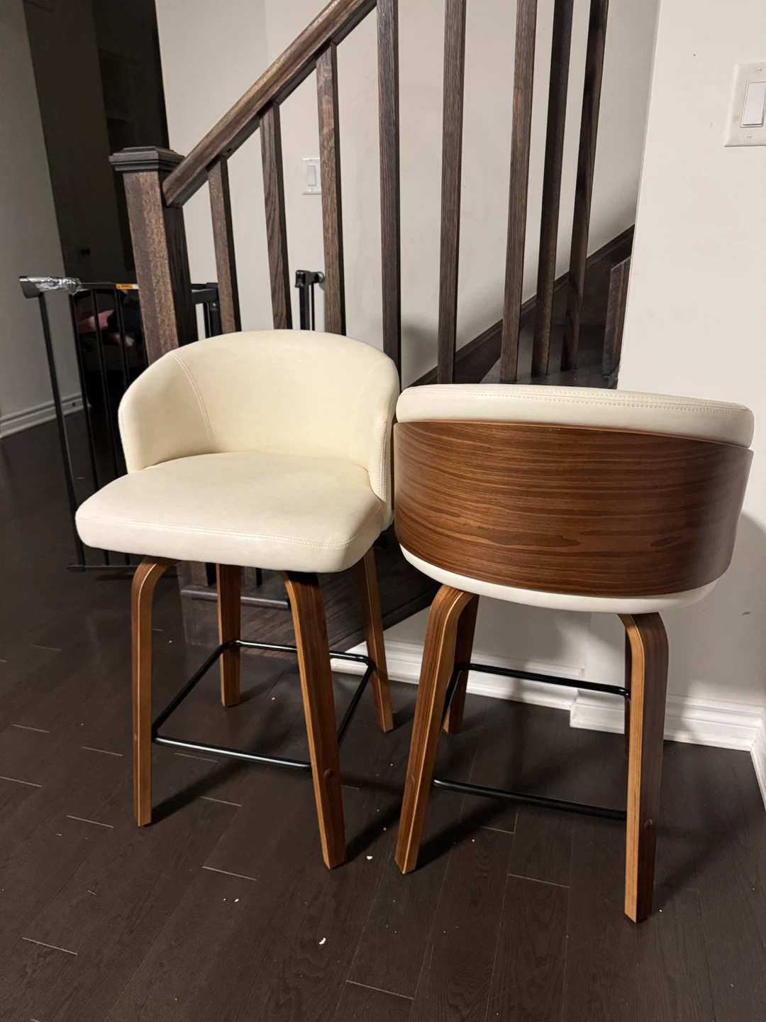 Set of 2 Cream Bar Stools with Wood Base