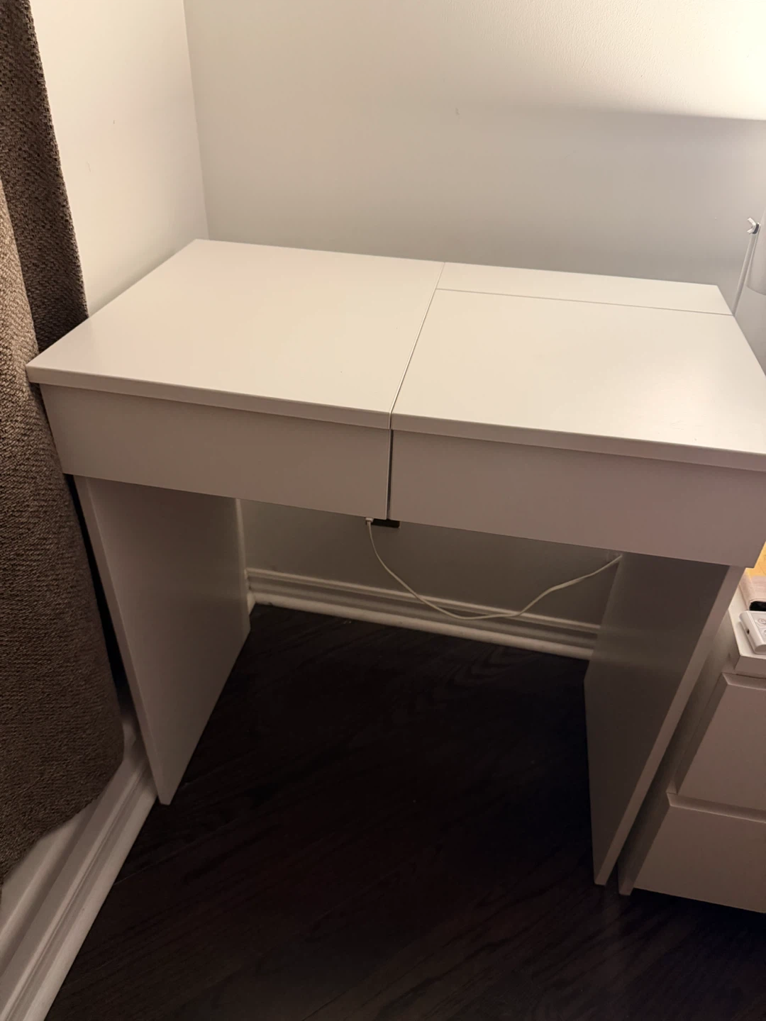 White vanity desk with mirror - photo 2