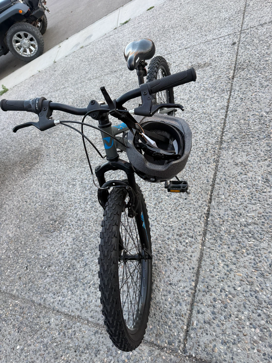 Schwinn Trailway Kids Bike with Helmet