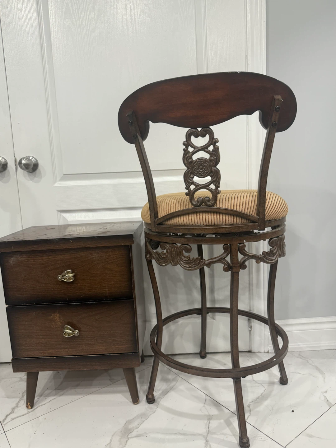 – 2 Rotating Swivel Bar Stools & 2-Drawer Cabinet - photo 4