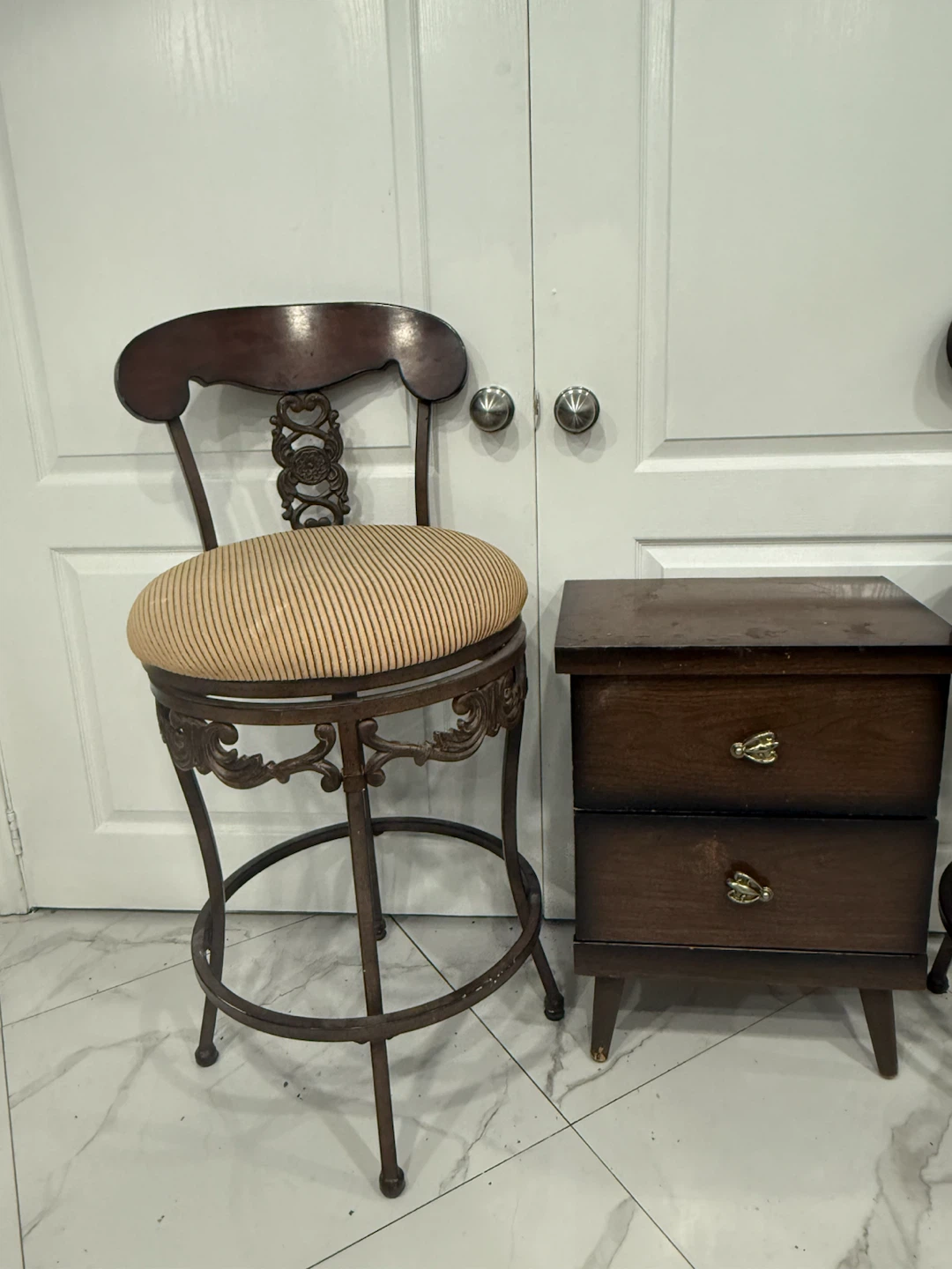 – 2 Rotating Swivel Bar Stools & 2-Drawer Cabinet - photo 5