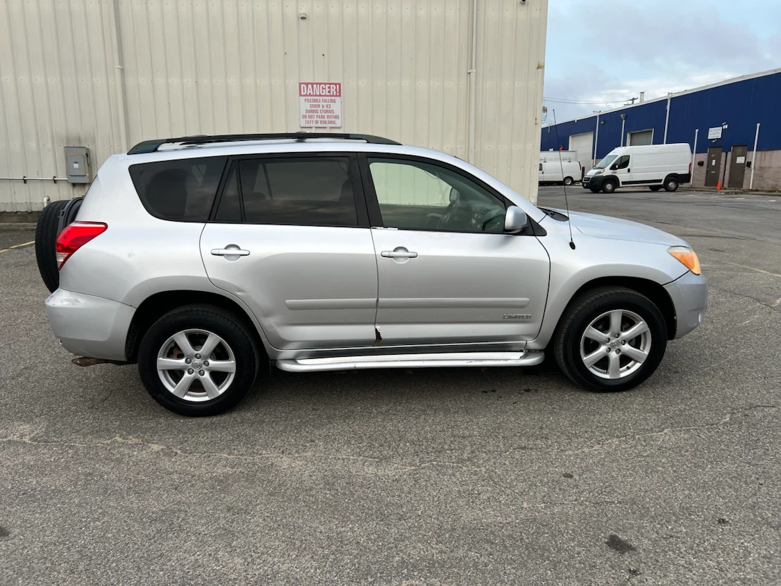 2007 Toyota RAV4 4x4 1 Owner Great on gas! - photo 2