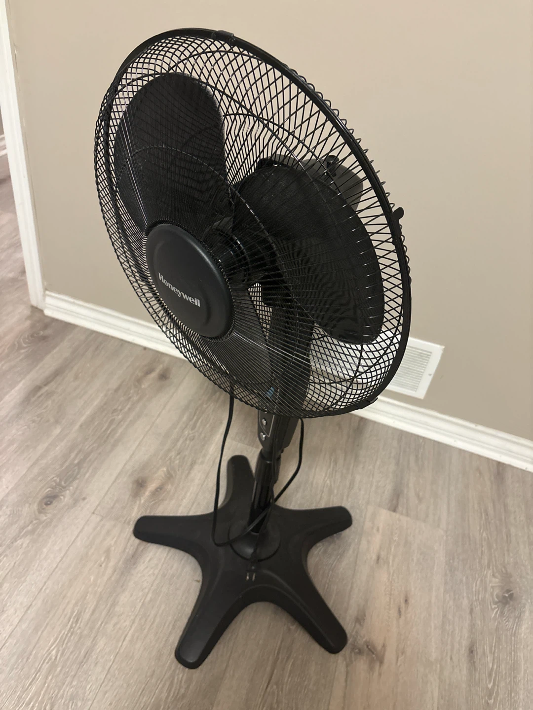 Honeywell QuietSet Pedestal Fan - photo 4