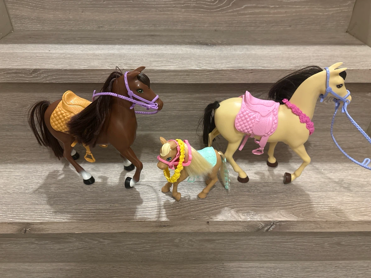 Set of 3 Toy Horses with Accessories - photo 2
