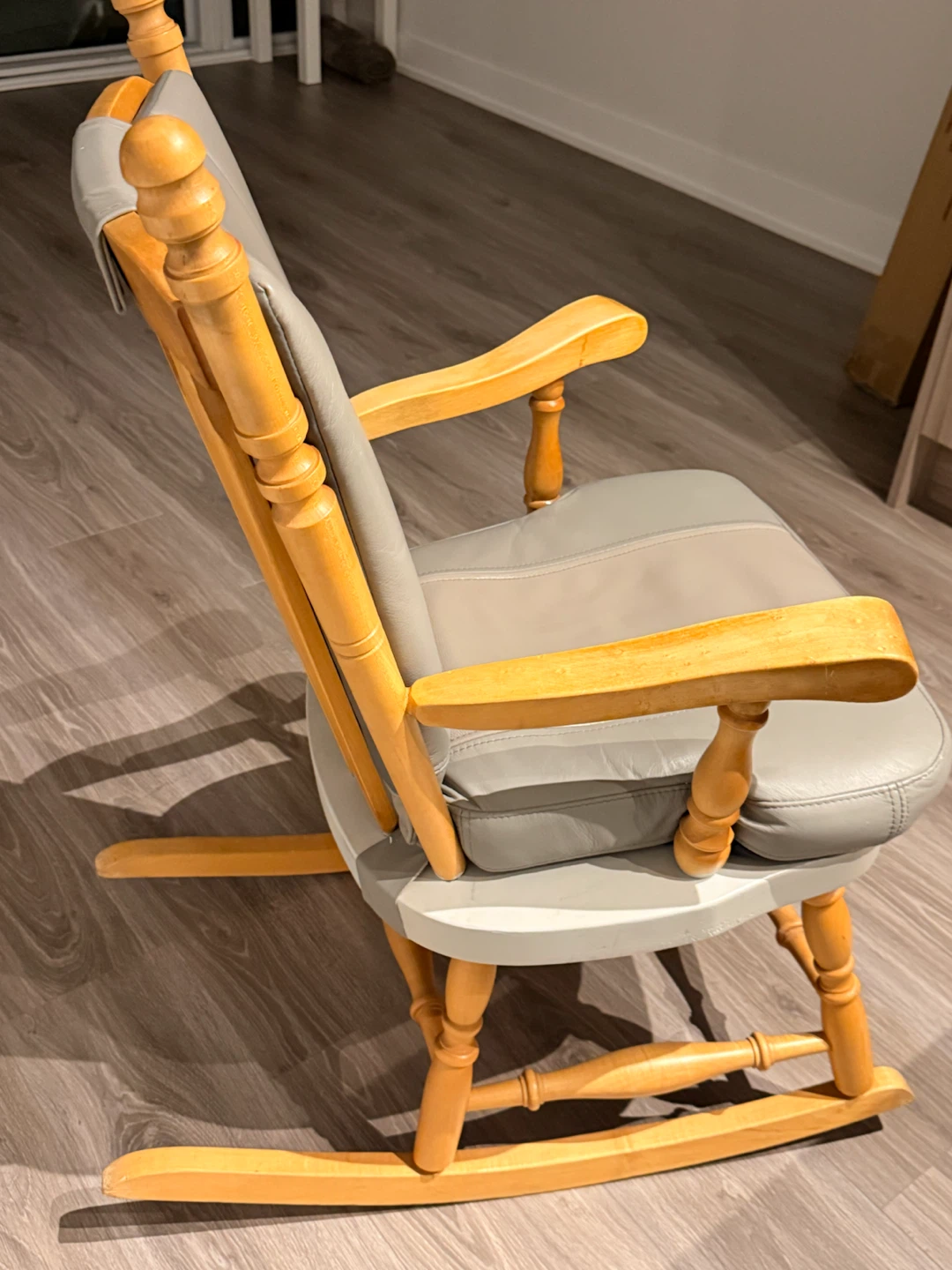 Traditional Solid Wood RChair with Padded Grey Leatherette - photo 3