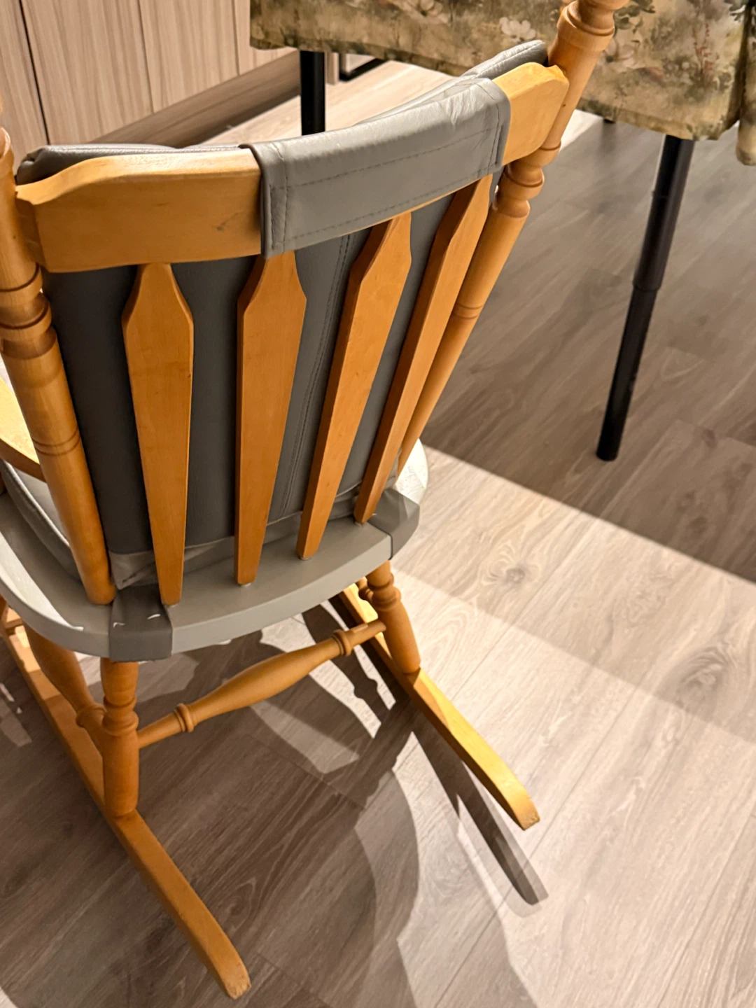 Traditional Solid Wood RChair with Padded Grey Leatherette - photo 4