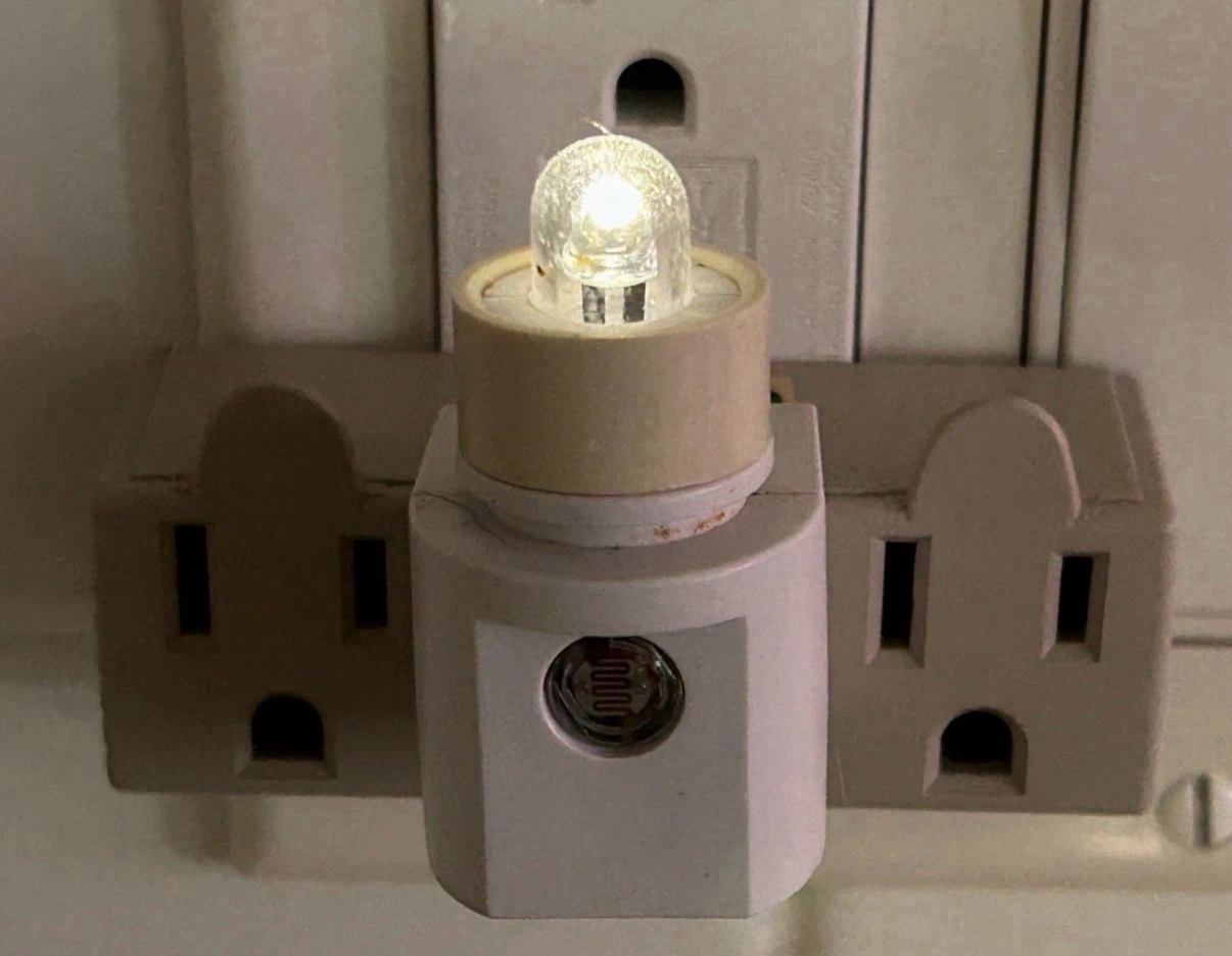 Pair of Multi Outlet Power Blocks (2 Prong and 3 Prong) - photo 5