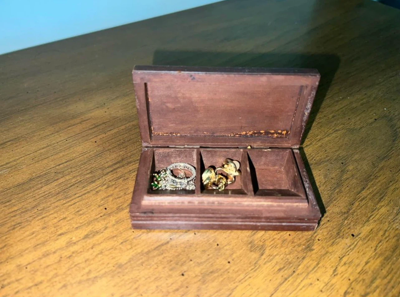 Small Vintage Wooden Trinket Box - photo 2