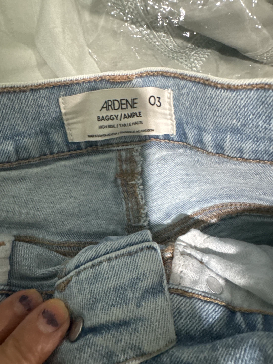 Ardene Baggy/Ample High Rise Ripped Jeans