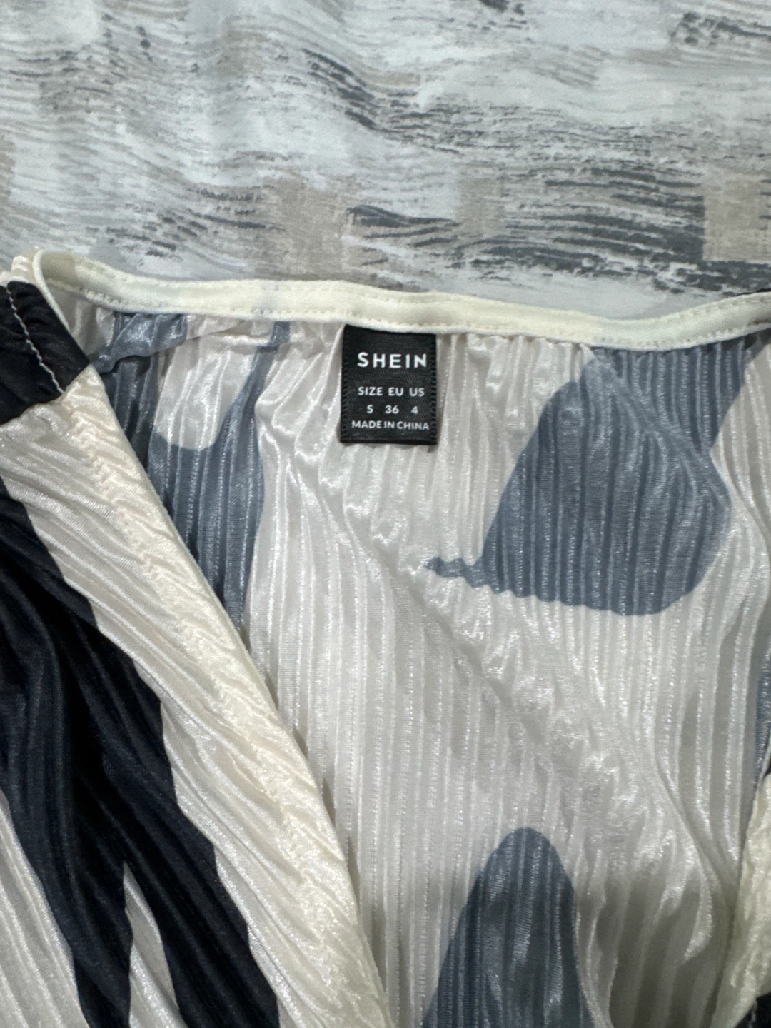 SHEIN Abstract Print Plissé Top - Size S - photo 2