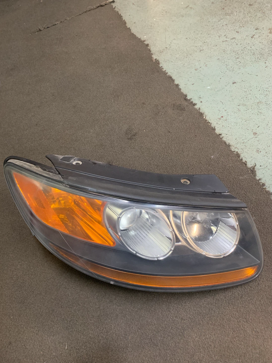 Hyundai Santa Fe right headlight